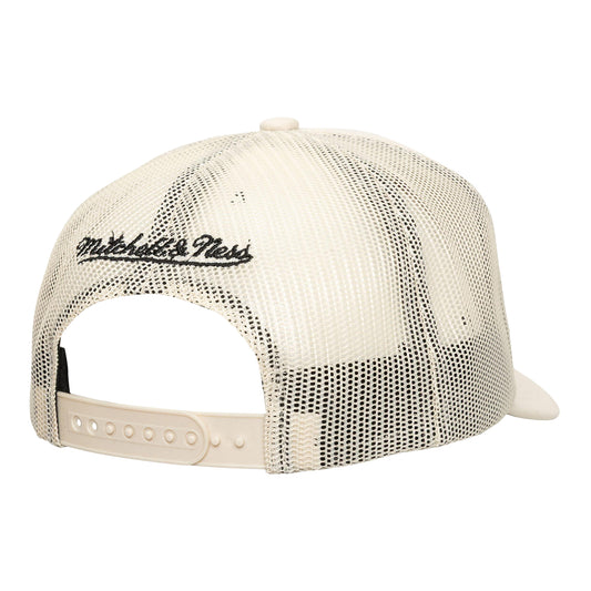 Chicago Bulls Mitchell & Ness Evergreen Trucker Hat in White - Front left view