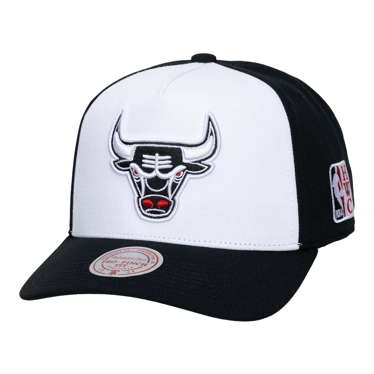 Chicago Bulls Mitchell & Ness Legendary Away Pro Snapback in White - Front Left View