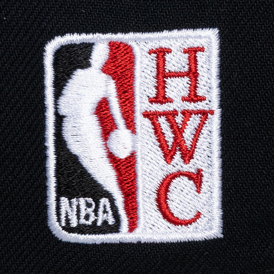 Chicago Bulls Mitchell & Ness Legendary Away Pro Snapback in White - Patch View