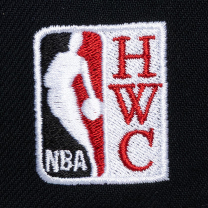 Chicago Bulls Mitchell & Ness Legendary Away Pro Snapback in White - Patch View