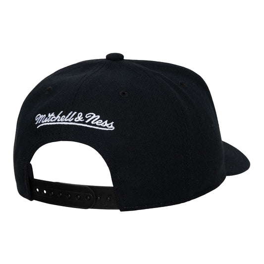 Chicago Bulls Mitchell & Ness Legendary Away Pro Snapback in White - Front Left View