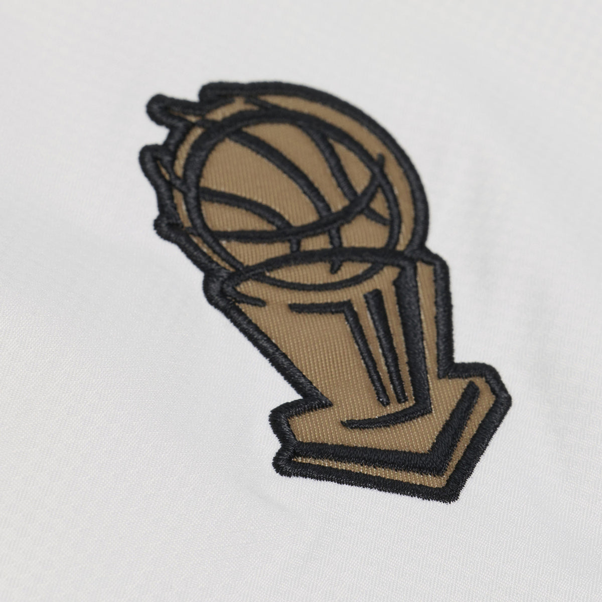 Chicago Bulls Mitchell & Ness Head Coach Anorack 1/2-Zip Jacket in White and Black - Front Patch View