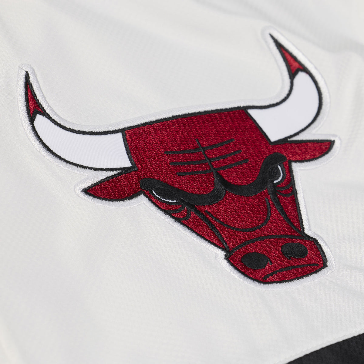 Chicago Bulls Mitchell & Ness Head Coach Anorack 1/2-Zip Jacket in White and Black - Front Emblem View