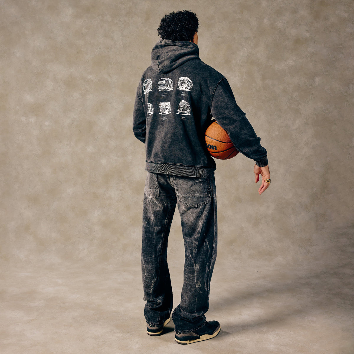 Chicago Bulls 1966 Six Rings Hoodie in black - Back View