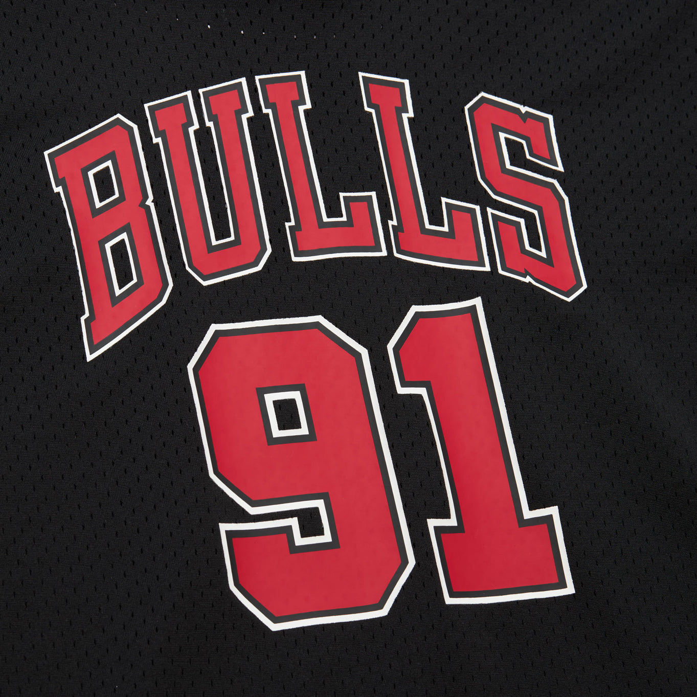 Chicago Bulls Mitchell & Ness '96 Dennis Rodman Mesh Hooded T-Shirt In Black - Front Logo View